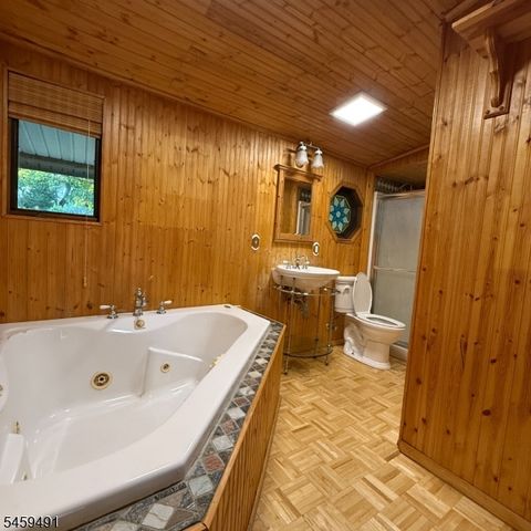 54 Horseshoe Dr, Jefferson Twp., NJ 07438