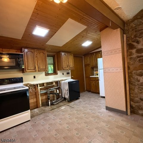 54 Horseshoe Dr, Jefferson Twp., NJ 07438