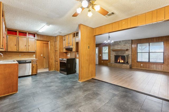 198 Old Lexington RD, Elgin, TX 78621