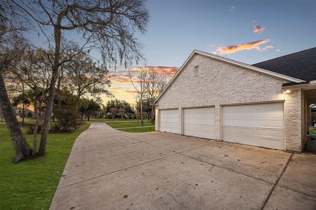 3015 River Forest Dr, Richmond, TX 77406