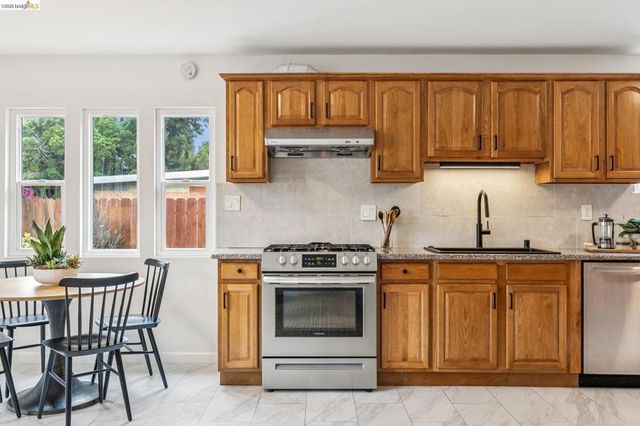 1014 10Th St, Oakland, CA 94607