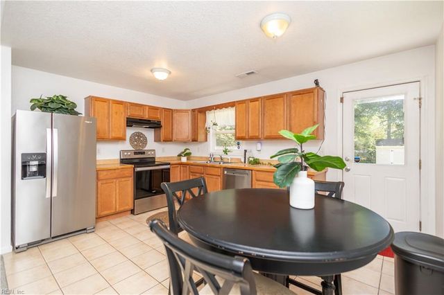 123 Willow DR, Moyock, NC 27958