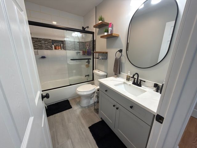 9 Hall St, Webster, MA 01570