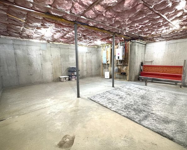 9 Hall St, Webster, MA 01570