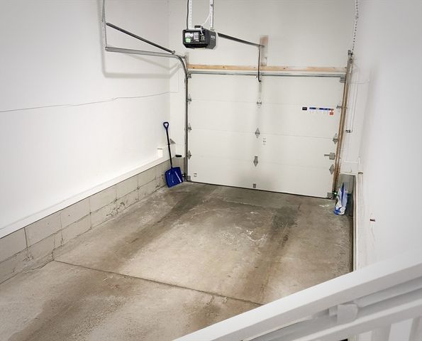 9 Hall St, Webster, MA 01570
