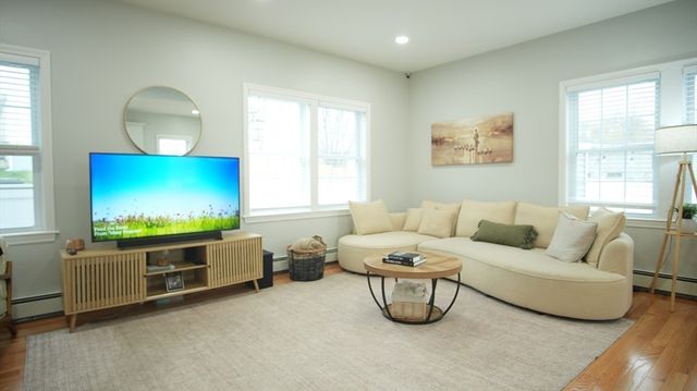 9 Hall St, Webster, MA 01570