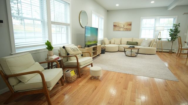 9 Hall St, Webster, MA 01570