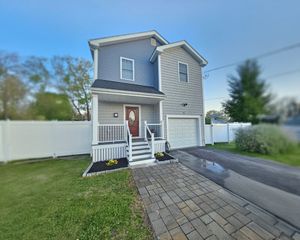 9 Hall St, Webster, MA 01570