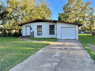 326 Circle Way Street, Lake Jackson, TX 77566