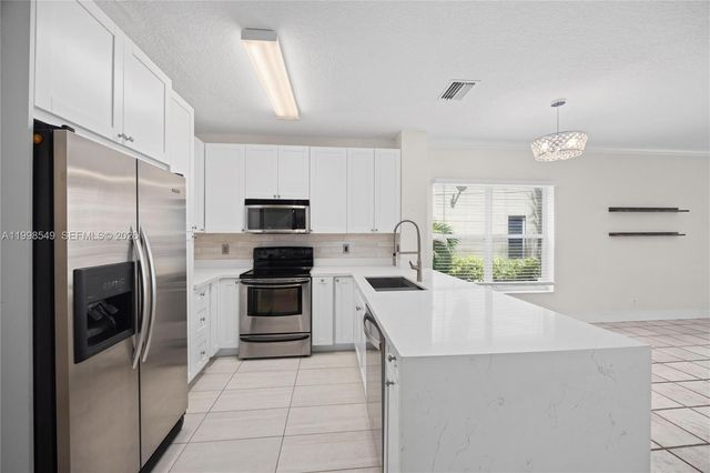 365 SW 122nd Ave, Pembroke Pines, FL 33025