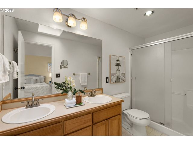 14821 Sw KENTON Dr, Portland, OR 97224
