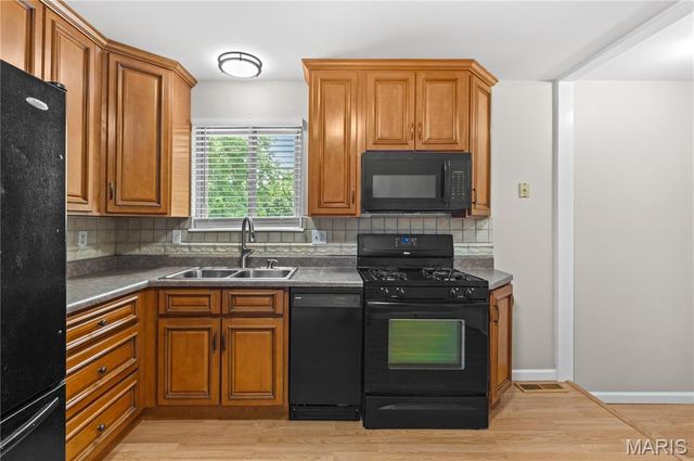 7 Sunnyfield Road, St Peters, MO 63376