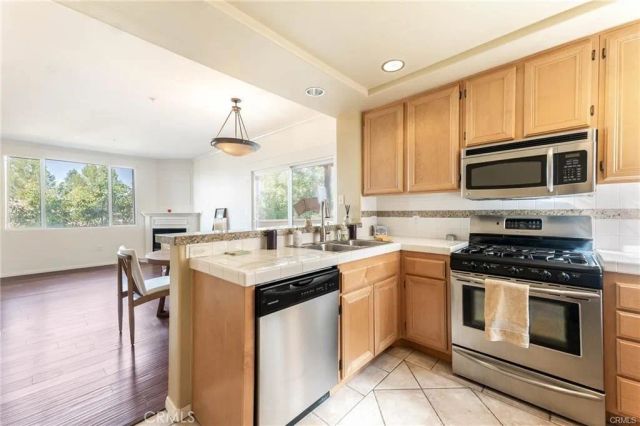 5220 Premiere Hills Circle 228, Woodland Hills, CA 91364