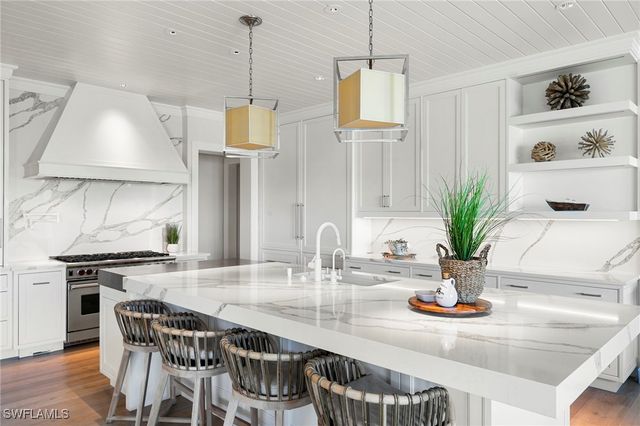 221 Aqua CT, Naples, FL 34102