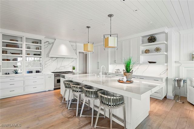 221 Aqua CT, Naples, FL 34102