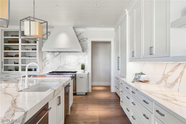 221 Aqua CT, Naples, FL 34102