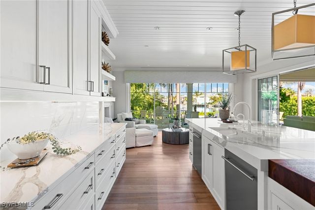 221 Aqua CT, Naples, FL 34102