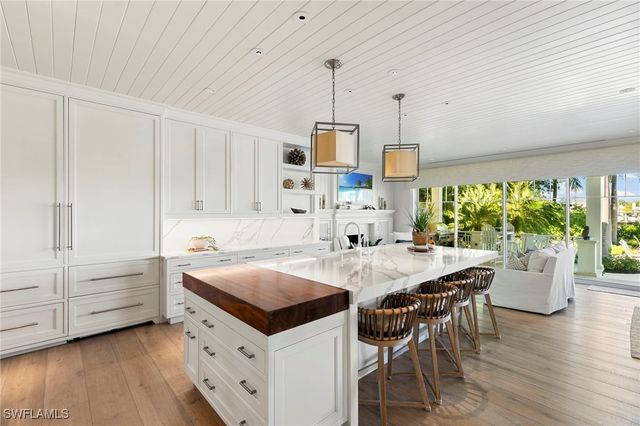 221 Aqua CT, Naples, FL 34102