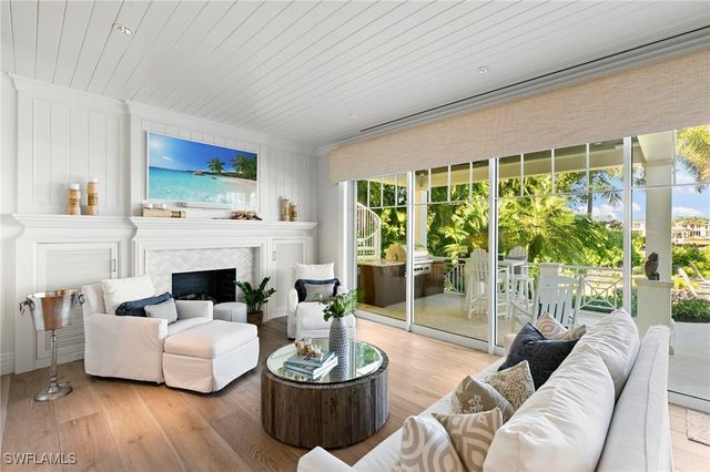 221 Aqua CT, Naples, FL 34102