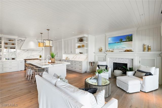 221 Aqua CT, Naples, FL 34102