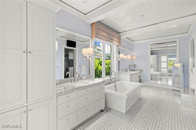 221 Aqua CT, Naples, FL 34102