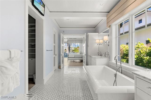 221 Aqua CT, Naples, FL 34102