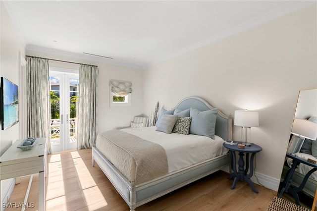 221 Aqua CT, Naples, FL 34102