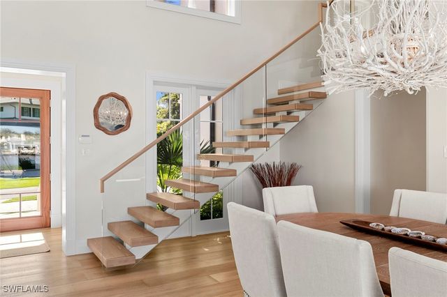 221 Aqua CT, Naples, FL 34102