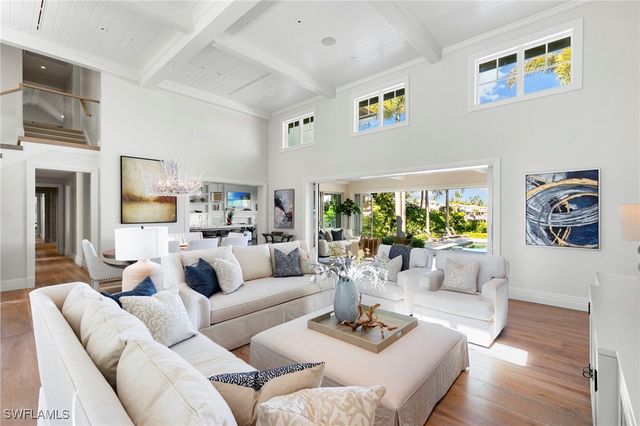 221 Aqua CT, Naples, FL 34102