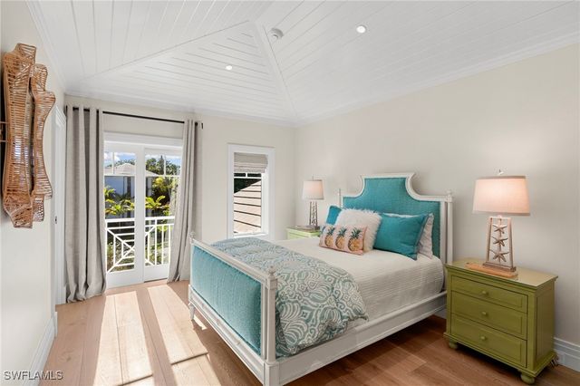 221 Aqua CT, Naples, FL 34102