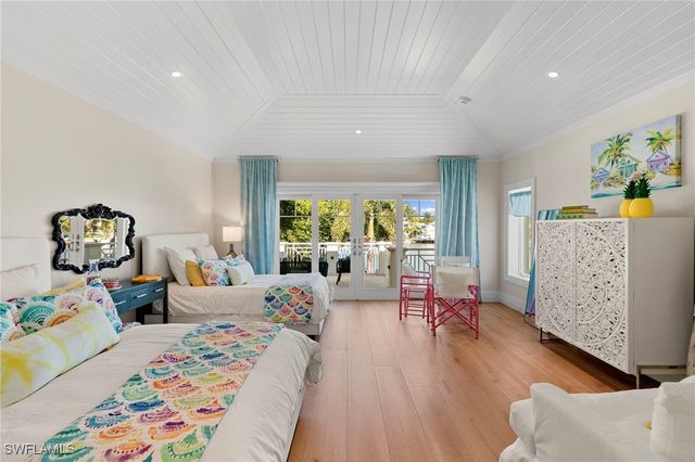 221 Aqua CT, Naples, FL 34102