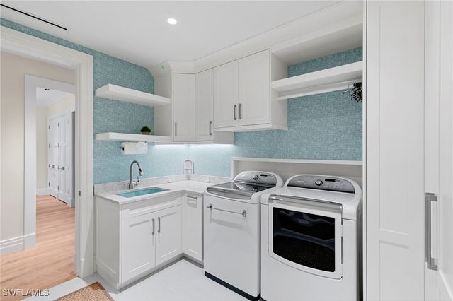 221 Aqua CT, Naples, FL 34102