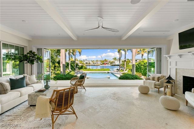 221 Aqua CT, Naples, FL 34102