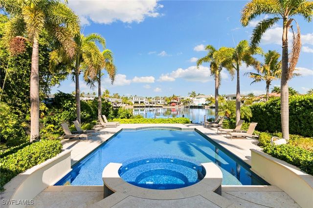 221 Aqua CT, Naples, FL 34102