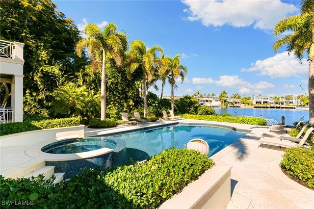 221 Aqua CT, Naples, FL 34102