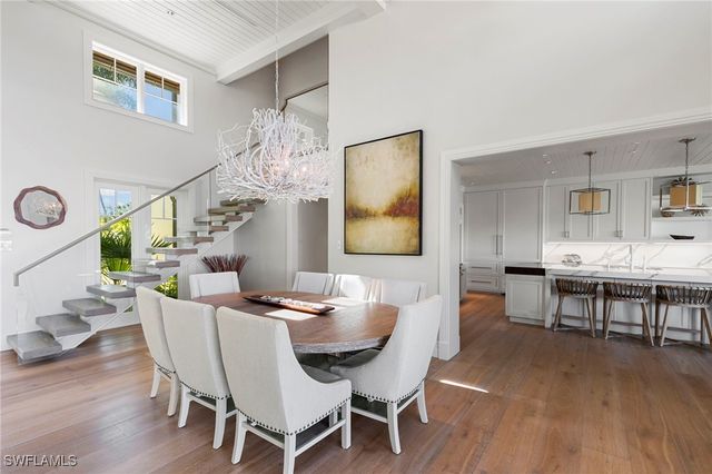 221 Aqua CT, Naples, FL 34102