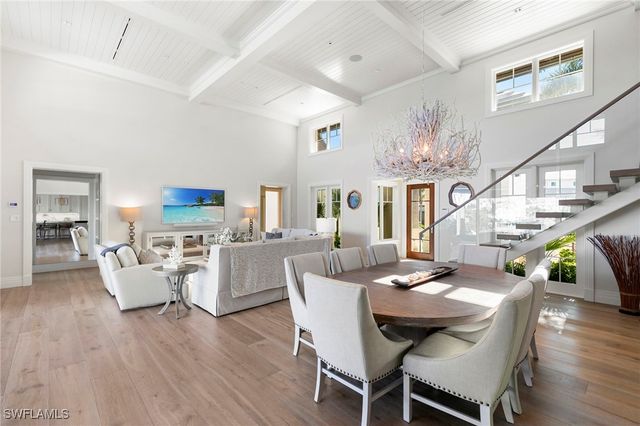 221 Aqua CT, Naples, FL 34102