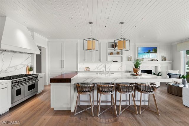 221 Aqua CT, Naples, FL 34102