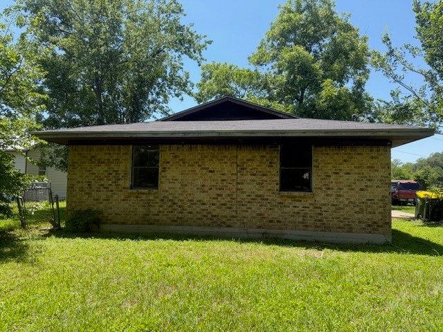 205 E Sabine Street, Groesbeck, TX 76642