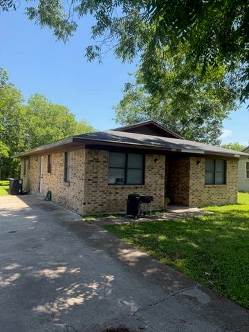 205 E Sabine Street, Groesbeck, TX 76642