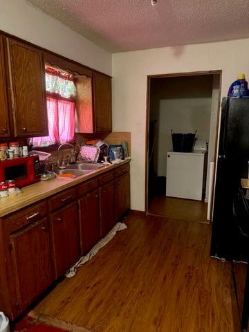 205 E Sabine Street, Groesbeck, TX 76642