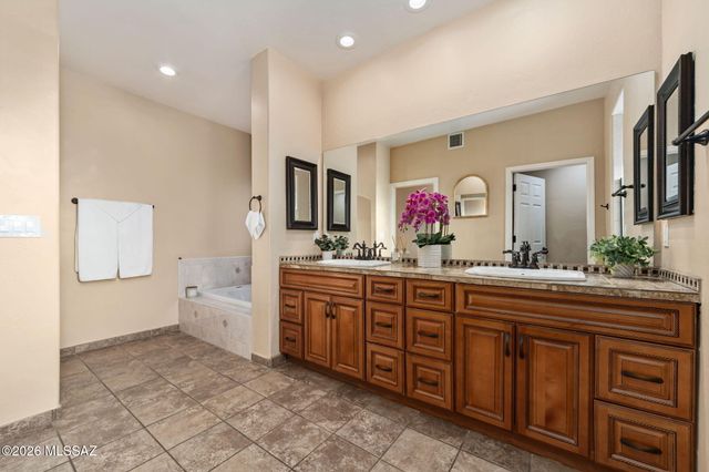 12801 N Kingair Drive, Oro Valley, AZ 85755