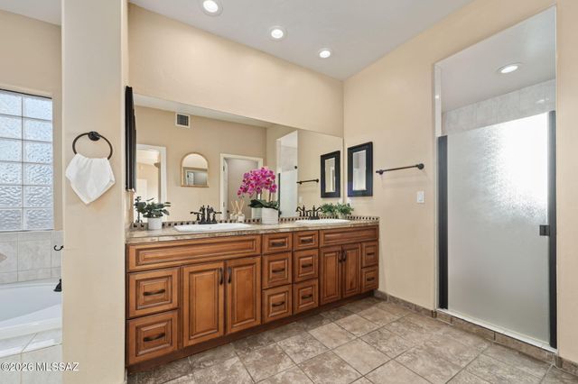 12801 N Kingair Drive, Oro Valley, AZ 85755