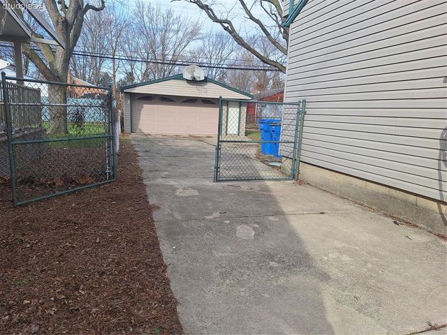 5656 Monroe Street, Dearborn Heights, MI 48125