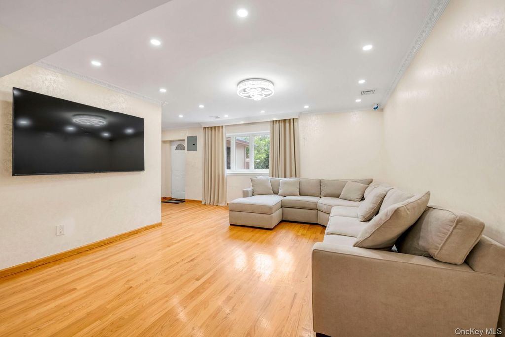 110-32 62 Drive, Forest Hills, NY 11375 — photo 4