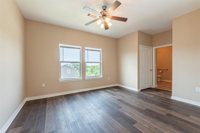 6901 Schlitz Lane, Hitchcock, TX 77563