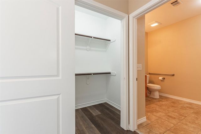 6901 Schlitz Lane, Hitchcock, TX 77563