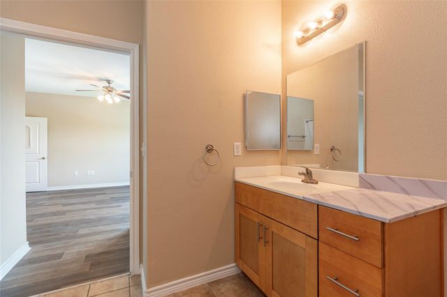 6901 Schlitz Lane, Hitchcock, TX 77563