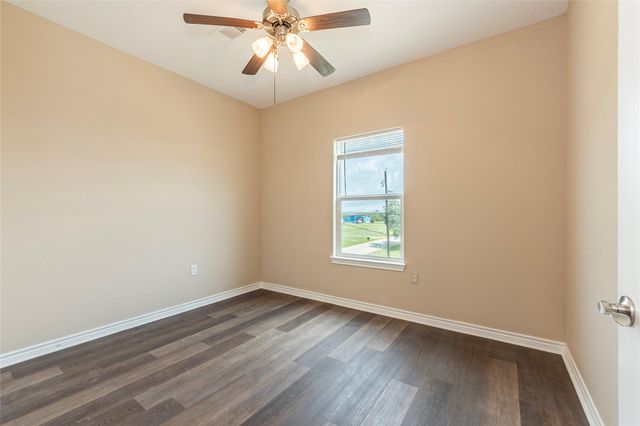 6901 Schlitz Lane, Hitchcock, TX 77563