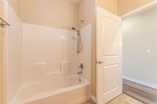 6901 Schlitz Lane, Hitchcock, TX 77563